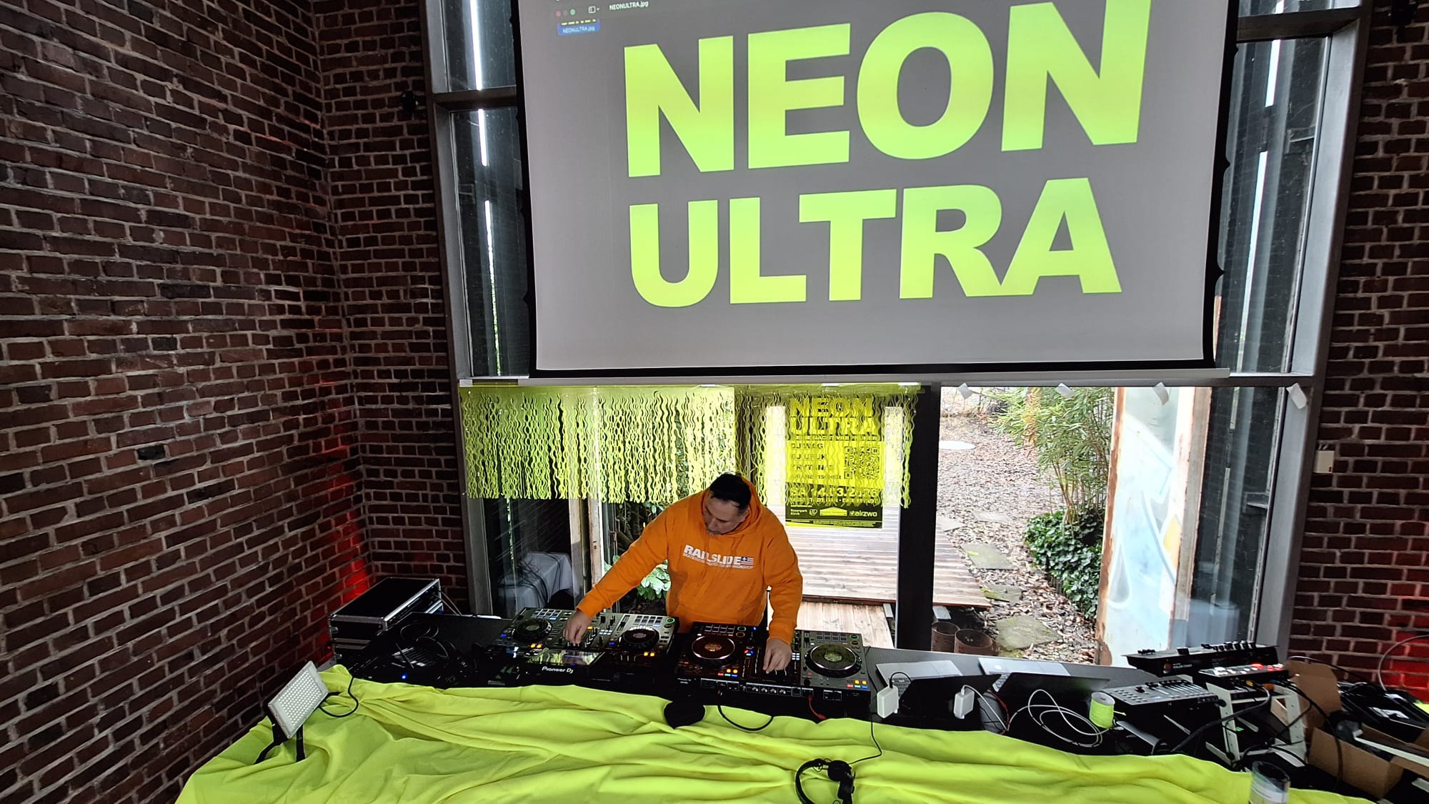 DJ am Neon Ultra Pult