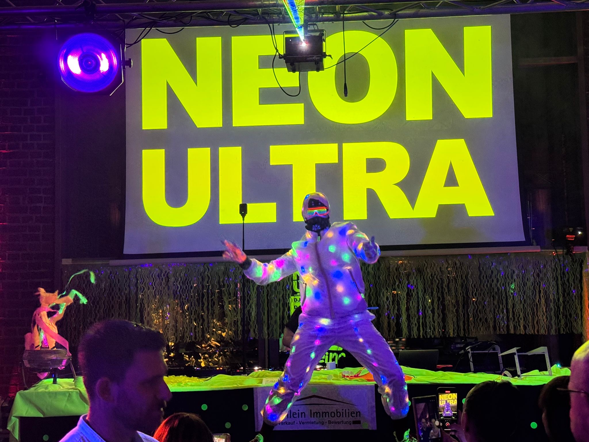 Performer bei Neon Ultra